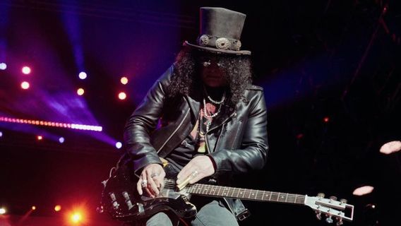 L'histoire de slash qui devrait être tournée sur la guitare au début de la carrière des Guns N'Roses