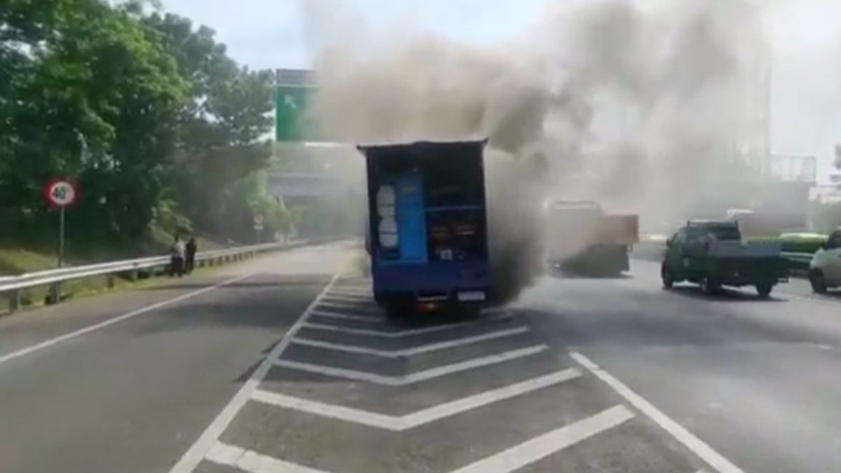 Electric Short Circuit, Water Treatment Truck Belonging To The Ministry Of PUPR Caught Fire On The JORR Cipayung Toll Road