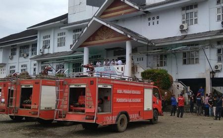 Puluhan Petugas Damkar Mukomuko Demo di Kantor Bupati Menuntut Pembayaran Honor