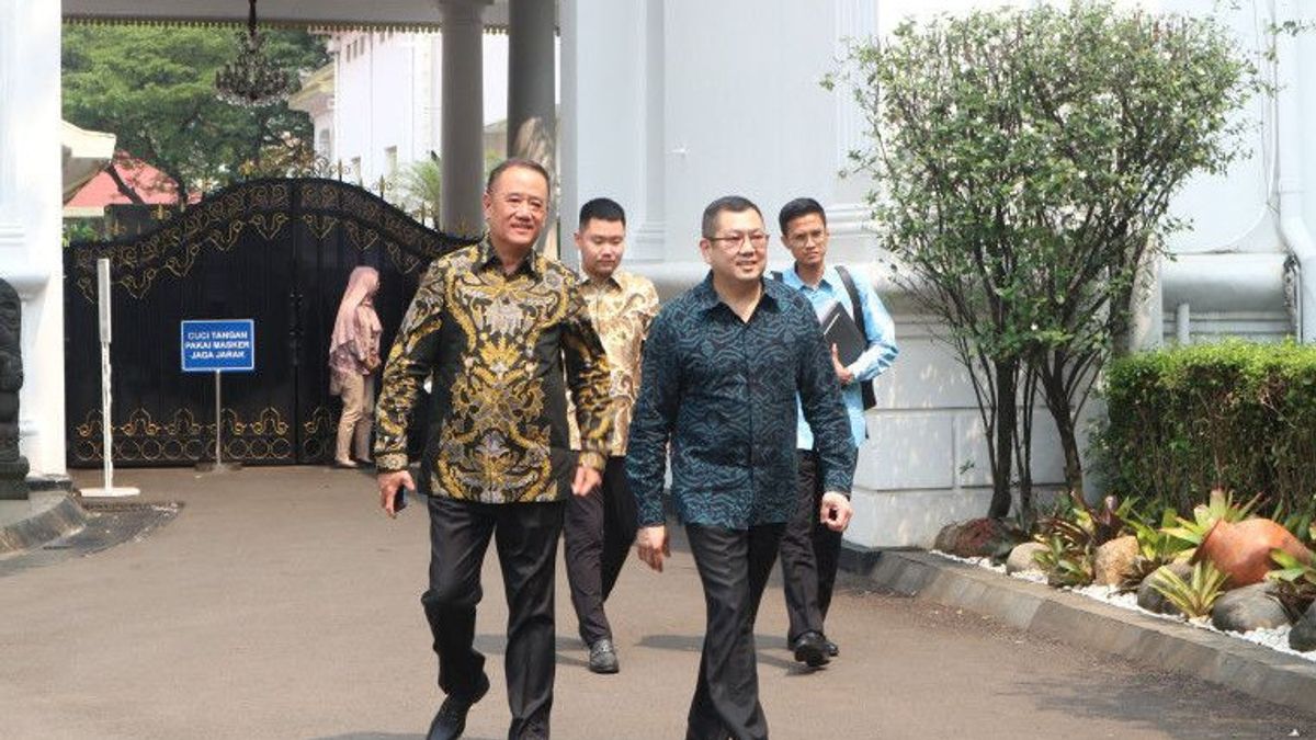 Hary Tanoe Talks Privately With Jokowi