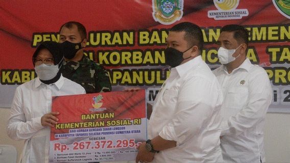 Negara Hadir di Tengah Duka, Mensos Risma Bawa Santunan Rp267 Juta ke Tapsel