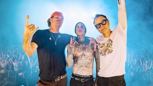 Momen Lucu Blink 182 Ajak Penonton Nyanyi di Atas Panggung