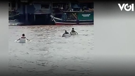 VIDEO: The Story Behind The Viral Of School Children In OKI, South Sumatra Cross The River With Styrofoam
