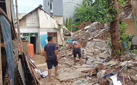 Warga Duren Sawit Masih Bersihkan Sisa Puing Reruntuhan Rumah Akibat Longsor