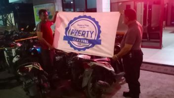 西ジャカルタ出身のテナバン313と名付けられたカクンで逮捕された14人のオートバイギャングメンバー