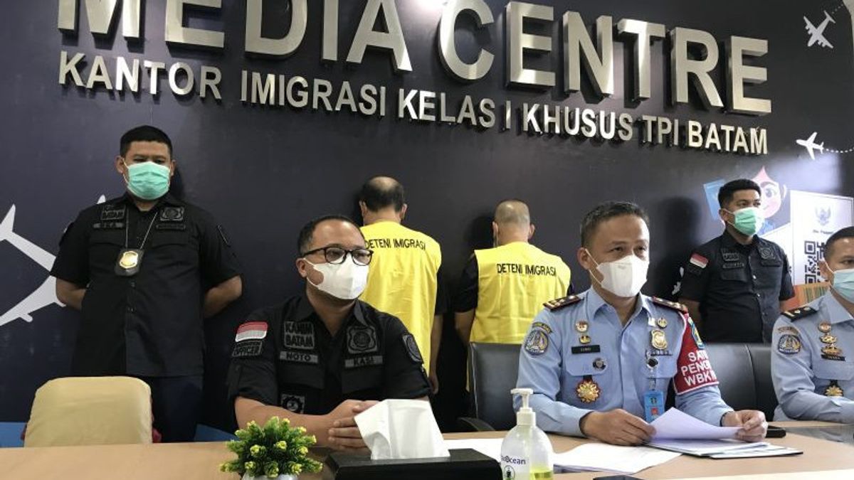 バタム島で居住許可証に違反し、マレーシアとシンガポールからの外国人2人が強制送還
