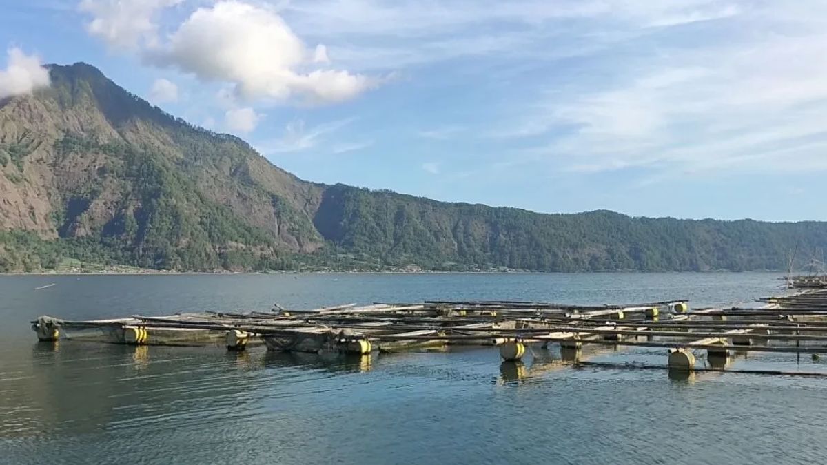 Viral Kepulan Asap di Danau Batur, Pj Bupati Bangli: Bukan Kebakaran Hutan Tapi Sampah 