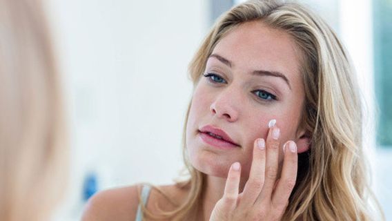 Pakai Sunscreen di Dalam Ruangan Emang Perlu? Begini Penjelasan Dermatologis