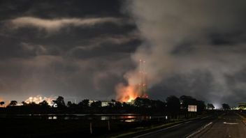 火災は北カリフォルニアのリチウム電池施設を襲い、住民は注意を求められました