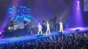 Thousands Of People Participate In Singing At The Boyz II Men & Kahitna Live In Jakarta Concert On The First Day