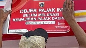 Puluhan Minimarket dan Restoran di Kemayoran Disegel Petugas karena Menunggak Pajak