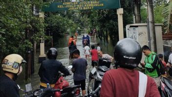 チレドゥグ-ジョグロ道路へのアクセスが洪水のために遮断され、住民はバイクを押します