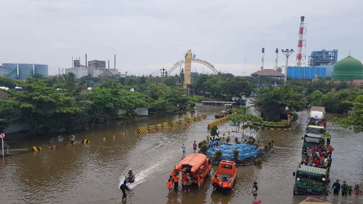 النشاط في ميناء تانجونغ إيماس سيمارانغ ليس طبيعيا ، ولا تزال البرك المتضررة من فيضانات روب 80 سم