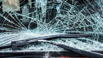 トロントンの運転手がジャペックKM 25有料道路でトラックに衝突し、カーネットが死亡した