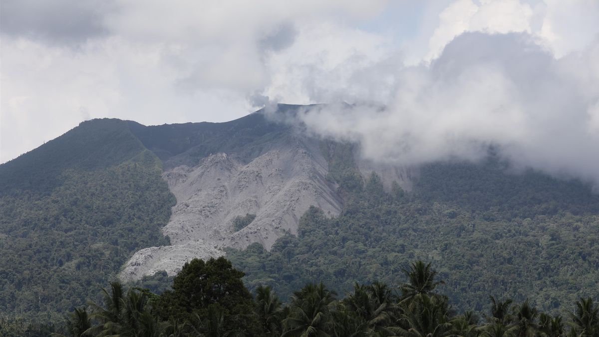 ハラムヘラのイブ山は7回噴火し、フンブサンアブセティンギ1.2 km