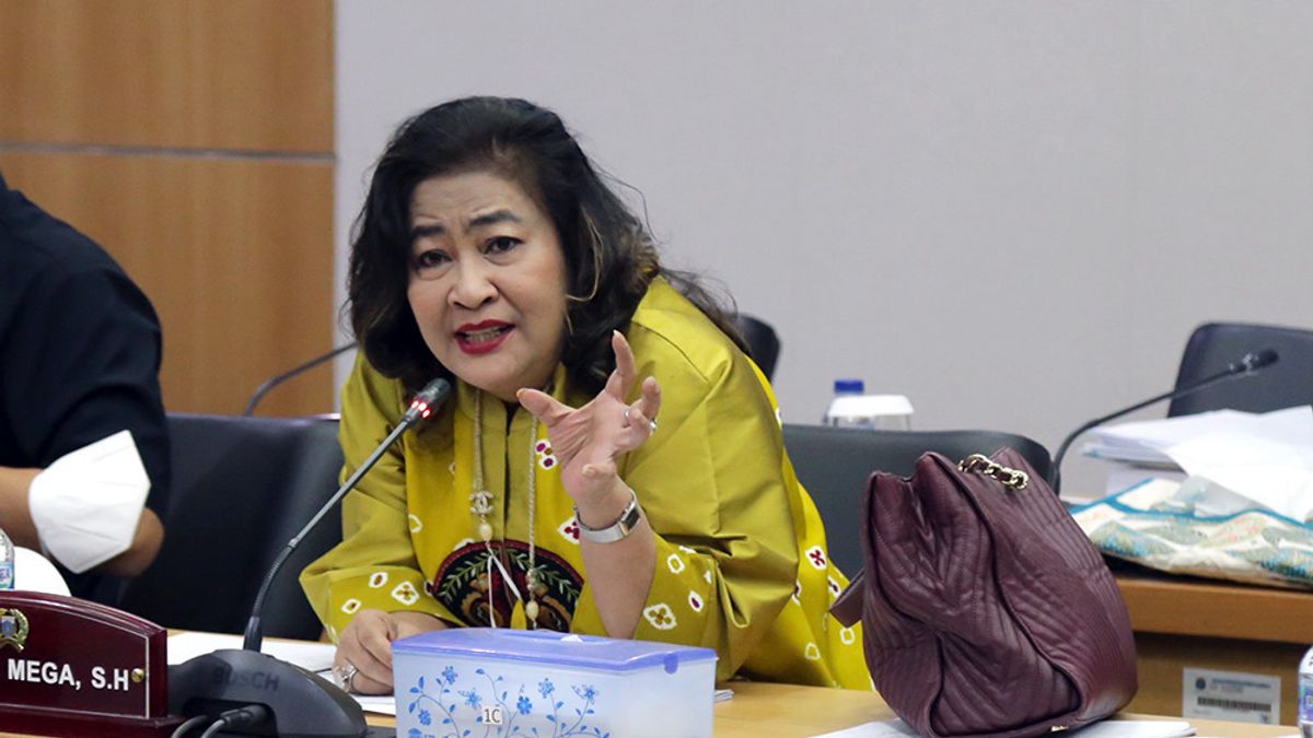 F-PDIP Member Cinta Mega Was Removed From The Position Of A Member Of The DKI DPRD Because Of Being Caught Playing Games During The Plenary Session