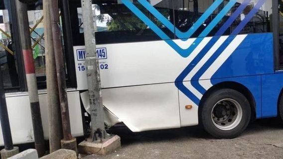 Kaget Disalip Motor, Bus TransJakarta di Tangerang Serempet Trotoar Hingga Bodi Rusak