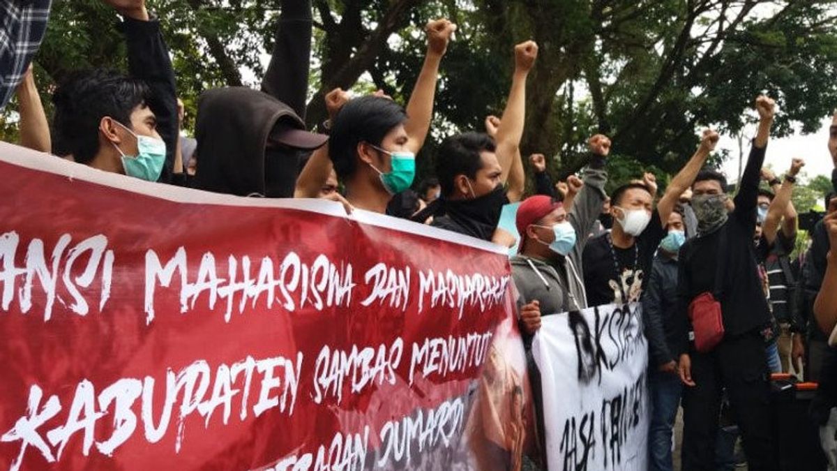 Les étudiants De Sambas West Kalimantan Démo A Demandé Aux Autorités De Libérer Jumardi Qui A été Arrêté Pour La Vente De Perroquets