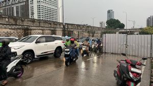 Macet Parah, Pramono Minta Exit Tol JORR di Jalan TB Simatupang Ditutup Tiap Sore