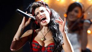 Film Back to Black yang Mengangkat Kisah Amy Winehousen akan  Dibuat Sutradara Fifty Shades of Grey