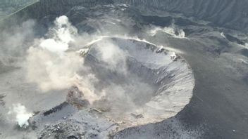 Coupe de lave qui est apparue dans le cratère de la mont Mère