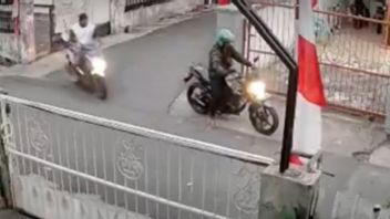 Wearing Ojol Jacket, 2 Motorcycle Thieves In CCTV Recorded Cost House