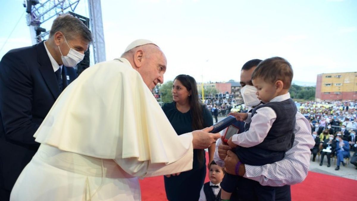 Paus Fransiskus Kritik Orang yang Pilih Adopsi Hewan Ketimbang Anak 