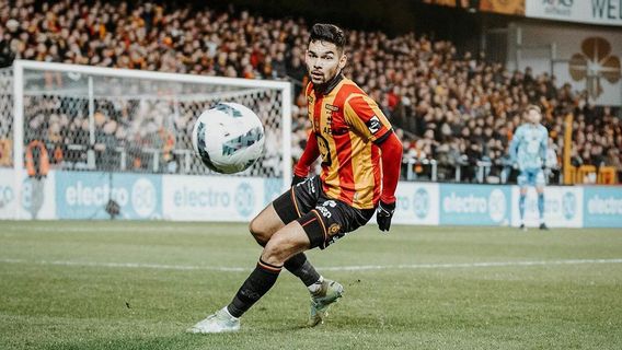 شين تاي يونغ يظهر ساندي والش أثناء دفاعه عن KV Mechelen