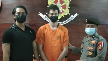 タイから大麻を持って来るバリ島への休暇、ブラジルのWNの学生がIングラライ空港で逮捕