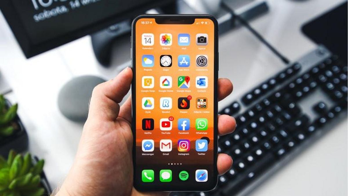 How To Change The IPhone Home Screen Display To Make It Cooler, No  Additional Applications Needed