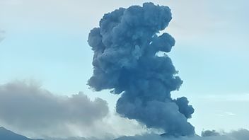 星期四早上,杜科诺山喷出阿布火山口高达1公里