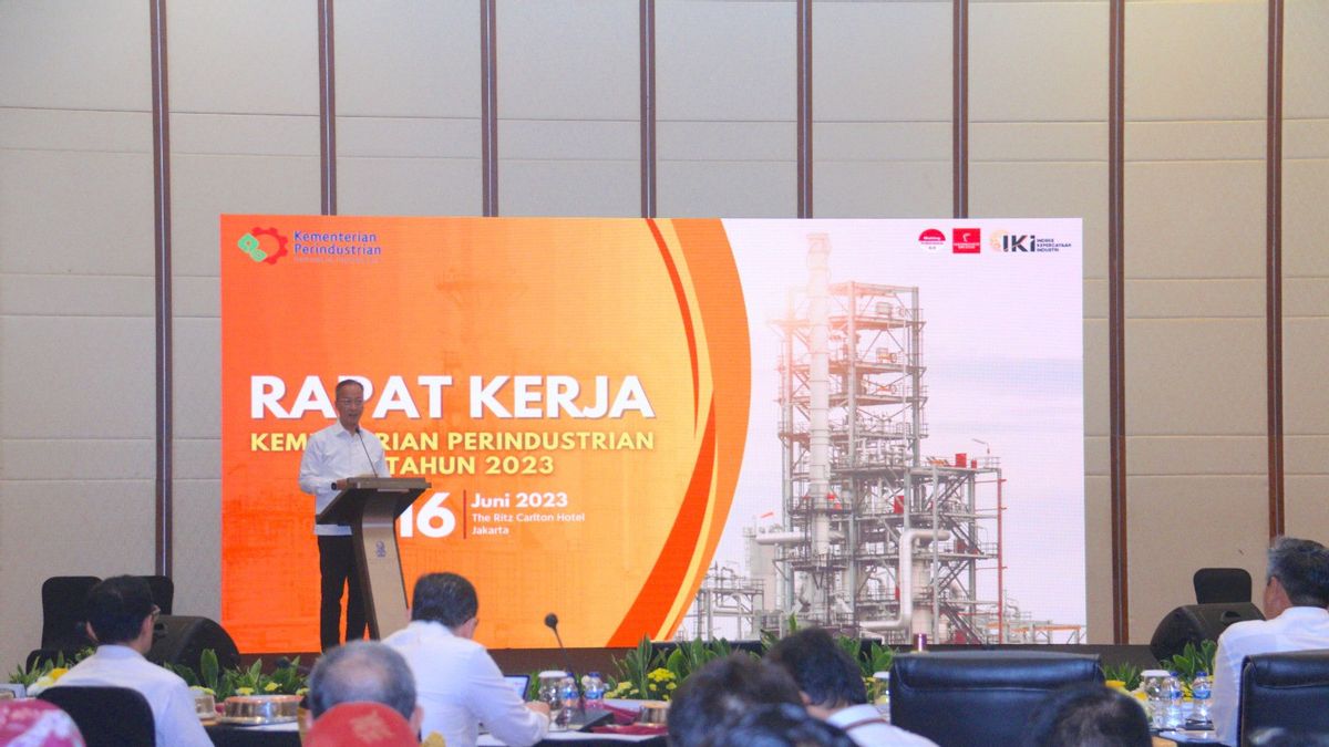 At The 2023 Ministry Of Industry's Working Meeting, Minister Of Industry Agus Disbursed The Achievement Target By 2025