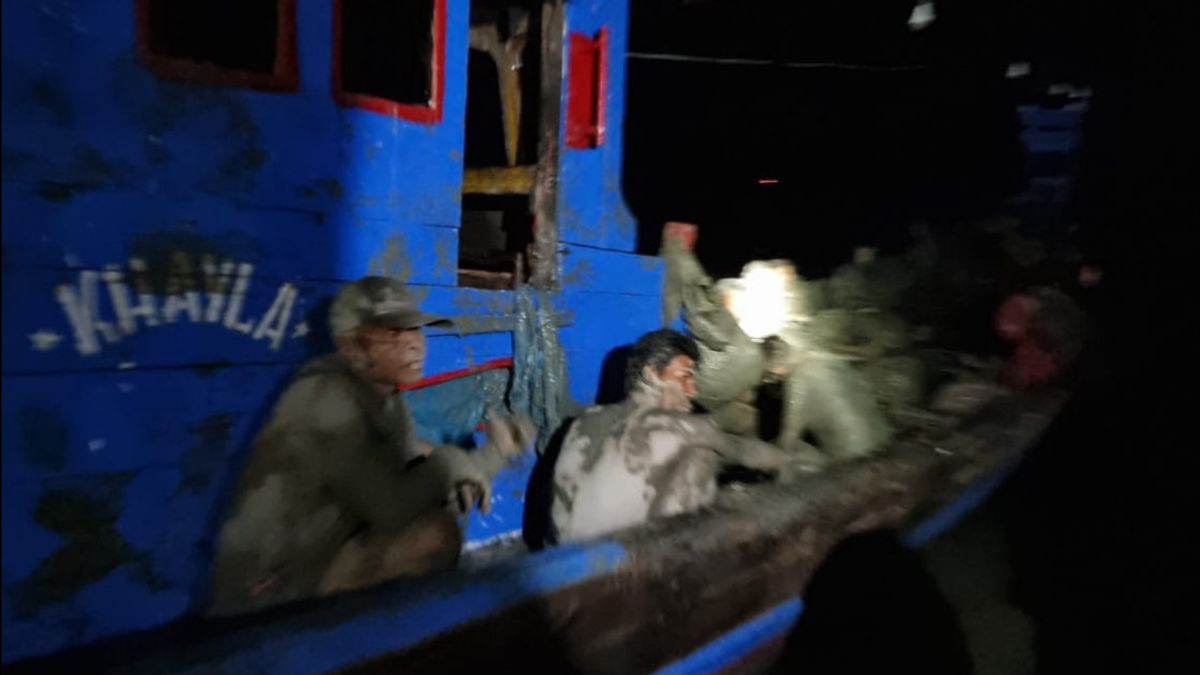 海军在北苏门答腊煤水走私，数十名非法移民工人身上满是泥浆