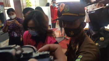 In A Pink Vest And A Mask, The Silent Prosecutor Pinangki Was Escorted To The Examination Room