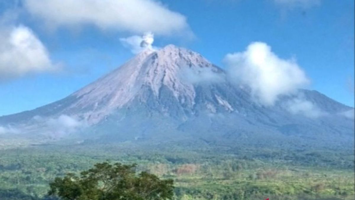 Wednesday Morning, Mount Semeru Erupted Again For 102 Seconds