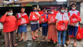 Faction Members In DPR Distribute Food Package With Photo Of Puan Maharani, PDIP: Appreciation Of Qualified Figures