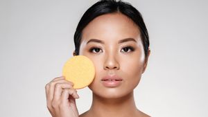 Harus Sering <i>Touch Up</i> Karena Wajah Selalu Mengilap? Kenali Penyebab Kulit Berminyak dan Cara Mengontrolnya