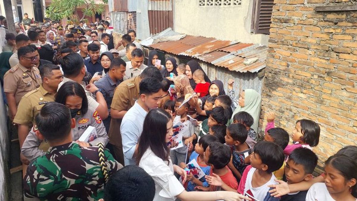 Vice President Distributes Basic Food Packages To Residents Of Gang Dame Medan