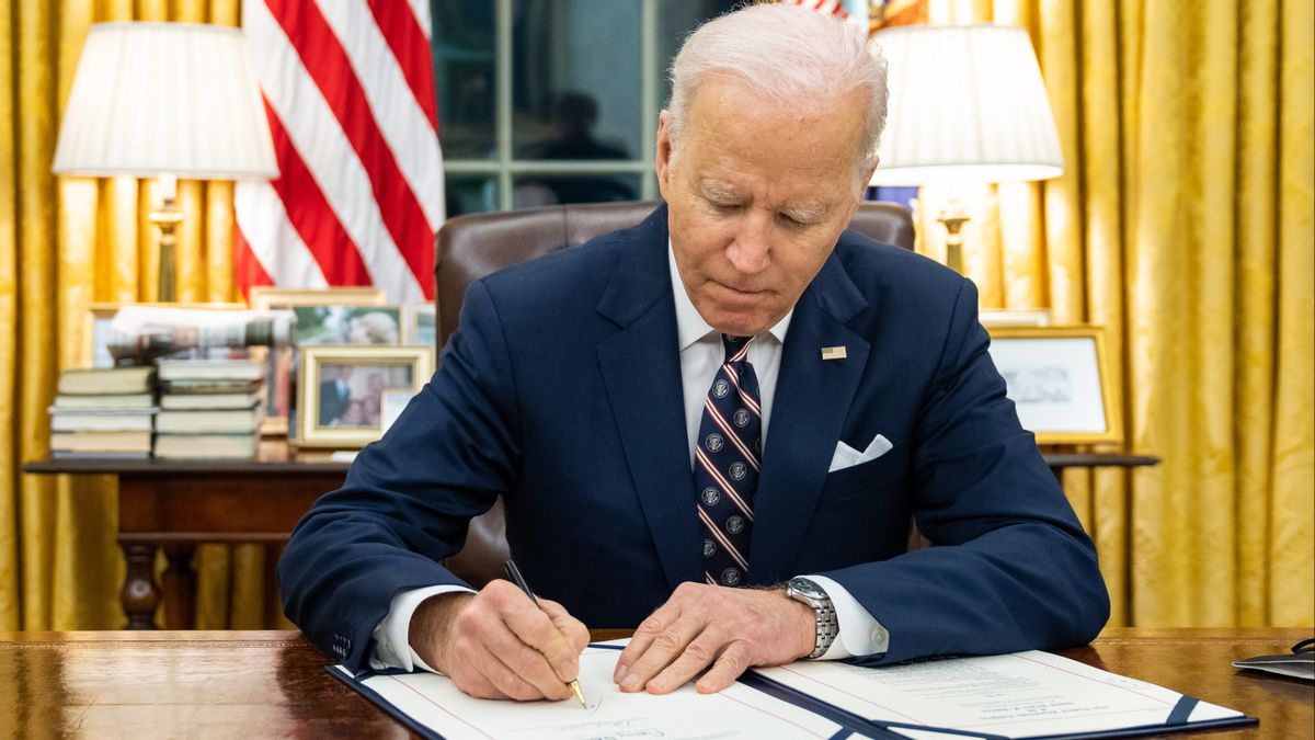 Signing the Act on the Declassification of Information on the Origins of COVID-19, President Biden: We Need to Know to Prevent Future Pandemics
