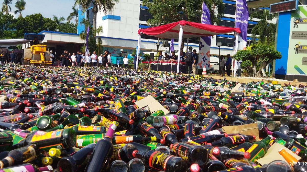 Police Headquarters And Customs And Excise Destroy Tens Of Thousands Of Bottles Of Alcohol Ahead Of Christmas And New Year