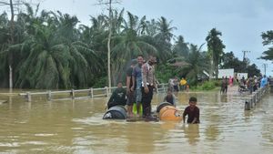 Banjir Akibatkan Jembatan Ambruk, Warga Gunakan Rakit dan Perahu Getek