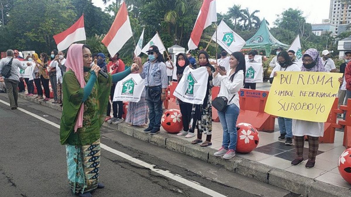 N’acceptez Pas Que Risma Soit Insultée, Les Femmes De Surabaya Descendent Dans La Rue Pour Tenir L’action Du Maire