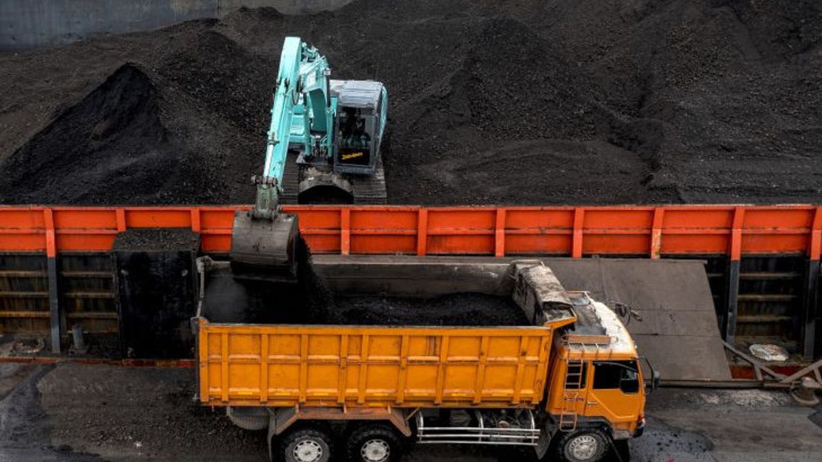Governor of Jambi Rebukes Recalcitrant Coal Truck Drivers for Breaking Nasional Road Traffic Regulations