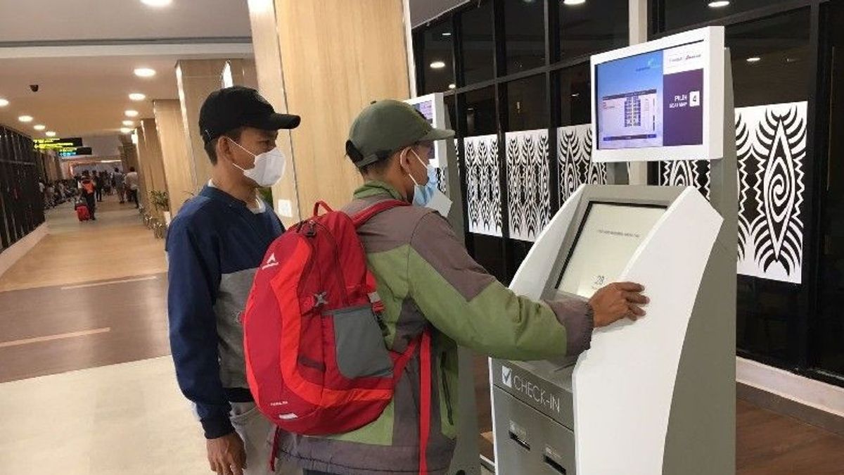 مطار سينتاني جايابورا يشغل آلات تسجيل الوصول الذاتي