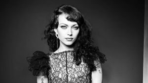 Violet Grohlが新しいクールなBuzzシングルでクリエイティブな空間で男性らしさを挑発する