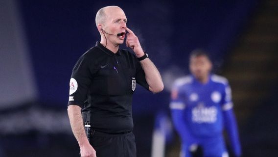 Mike Dean, Wasit 'Pemberi' Kemenangan 9-0 United atas Soton Kembali Bertugas Usai Diancam Dibunuh