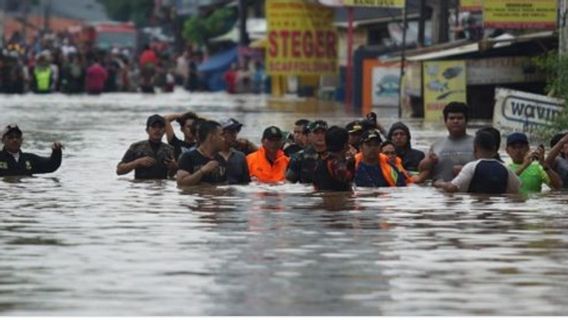 Yesterday, The Children Were Waiting For The Father Who Died To Be Dragged By The Flood