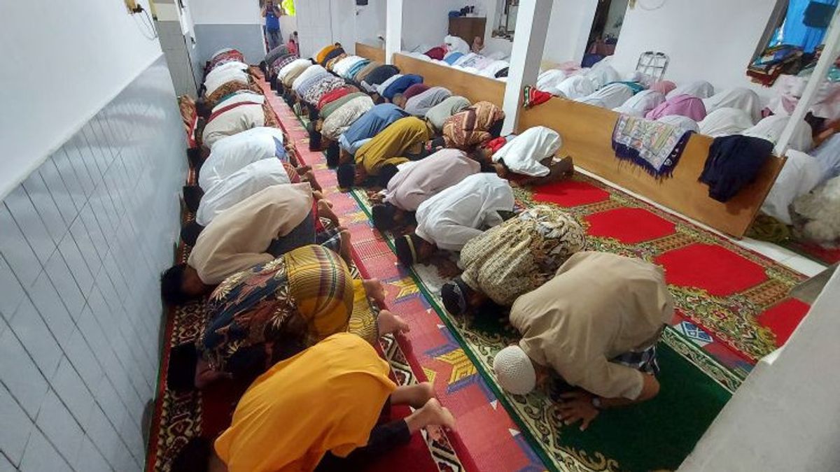 5月1日星期日，Jamaah Naqshabandiyah Padang执行开斋节祈祷1 Shawwal
