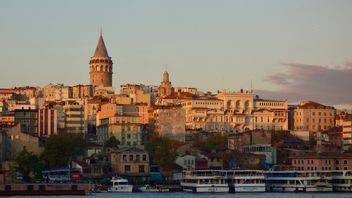 ガラタタワーイスタンブールトルコは、復興後に訪問者に再開