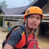 Evakuasi Dramatis Warga Padang, Tim SAR Gunakan Perahu Karet